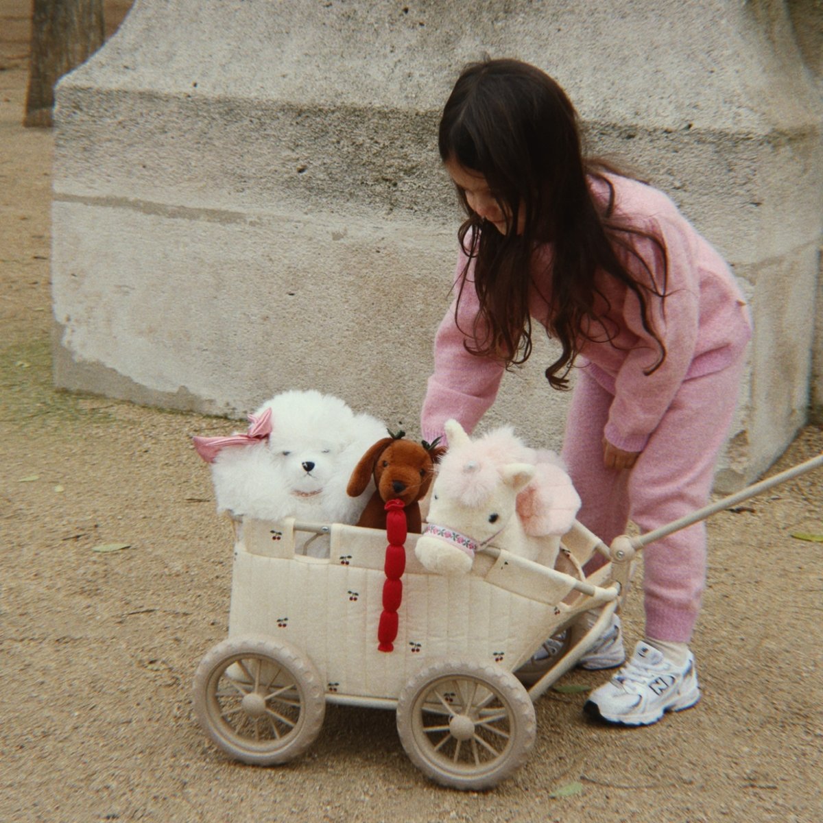 Peluche chien et son panier marron, rouge, écru, KONGES SLOJD