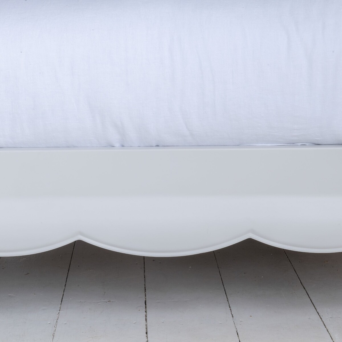 Amelie French-Style Linen Upholstered Bed grey white , WILLIS & GAMBIER