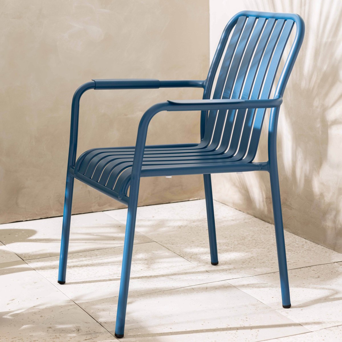 Chaise de terrasse avec accoudoirs en aluminium, FARO bleu foncé, OVIALA