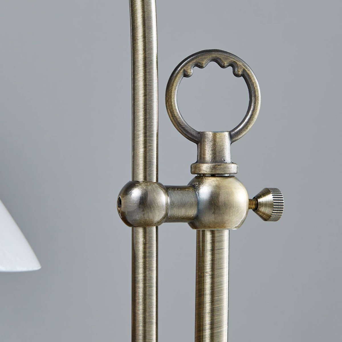 Lampe à poser en métal antique, Otis blanc opale brillant, laiton vieilli, LINDBY