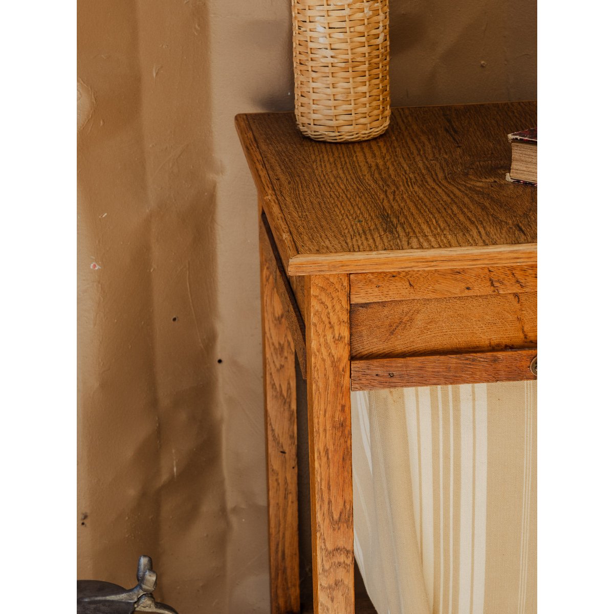Table d'appoint en bois Francine N°1079 - Bon état bois clair, DEBONGOUT