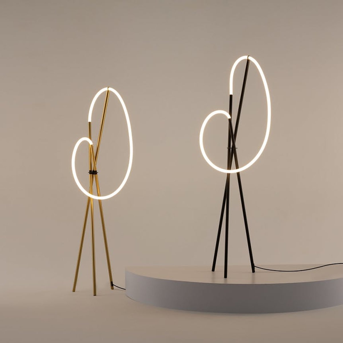 Lampadaire design tube lumineux à LED AURORA doré, PIER IMPORT