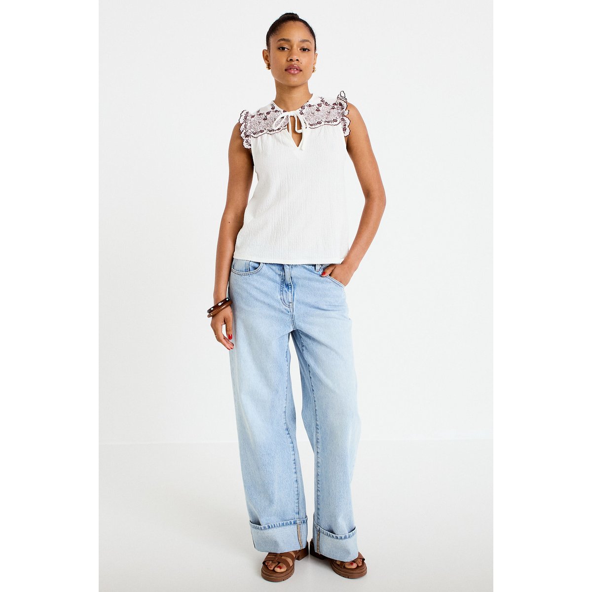 Blouse décolleté sans manches brodée rouge, CACHE CACHE
