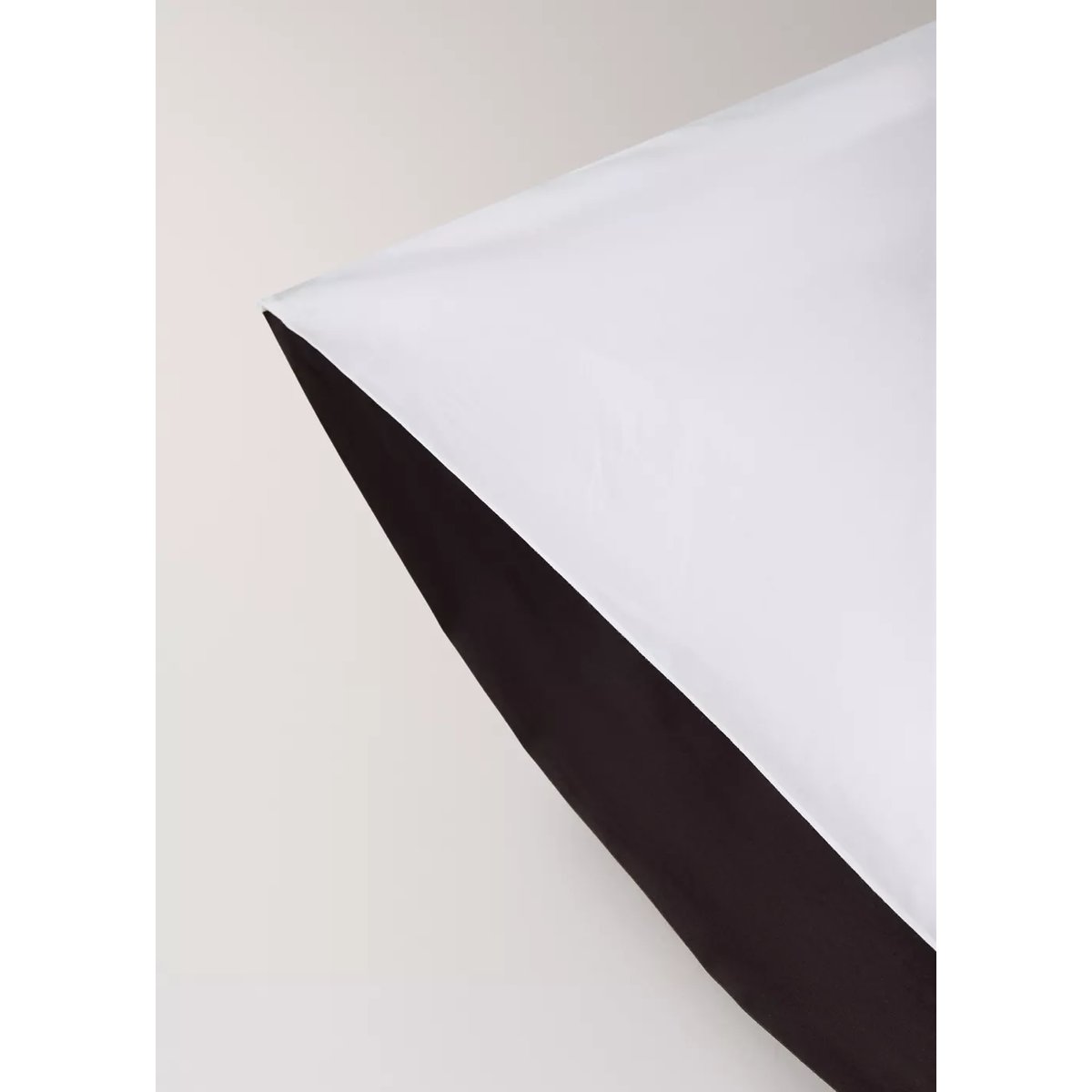 Deux taies d'oreiller en coton avec bordure en satin et passepoil contrasté, 50 x 75 cm écru, MANGO HOME