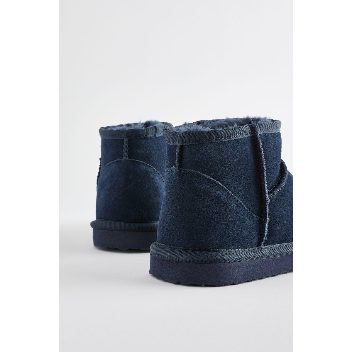 Bottines style chaussons en daim doublé bleu marine, NEXT