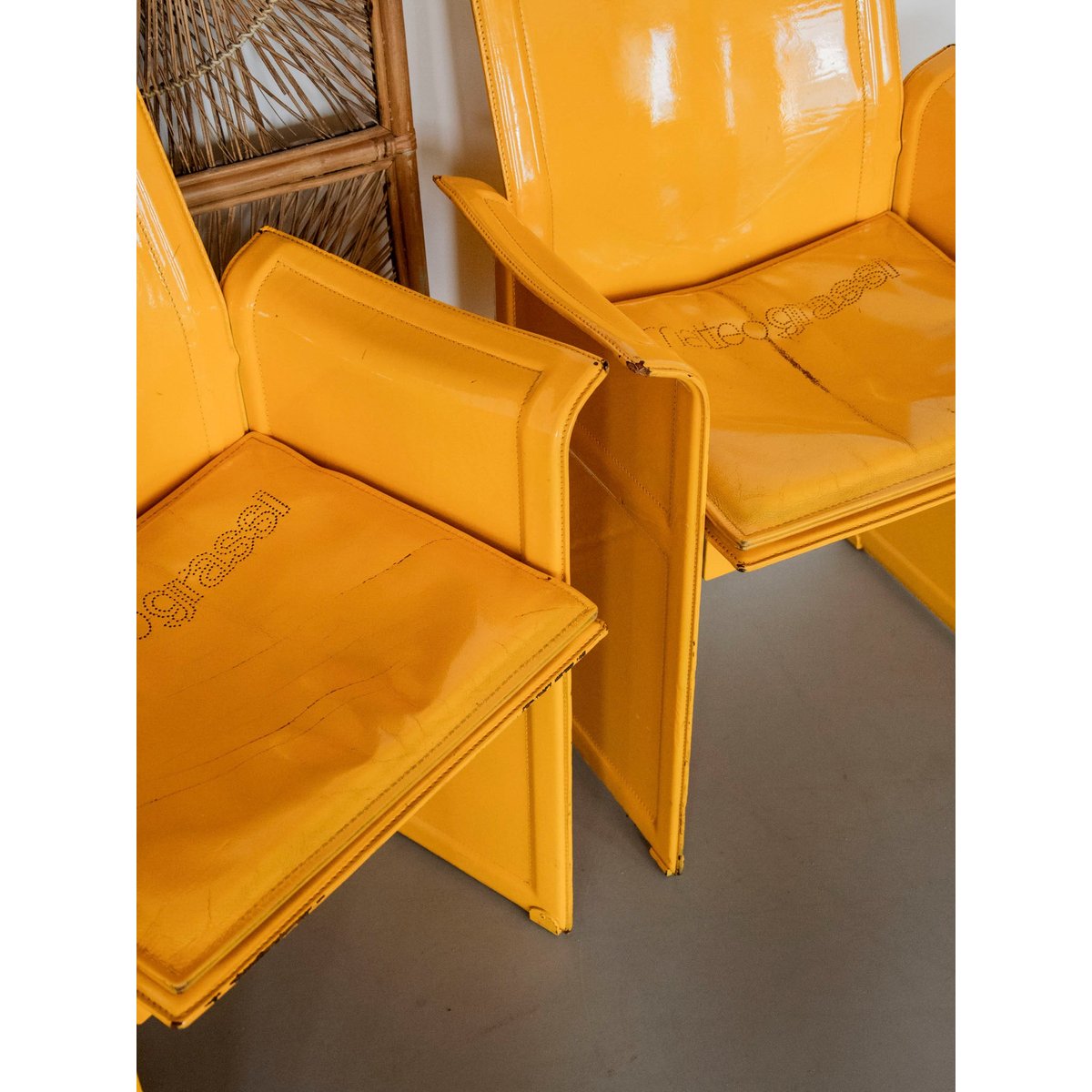 Paire de fauteuils jaunes vernies Jakob N°1267 - Bon état jaune, DEBONGOUT