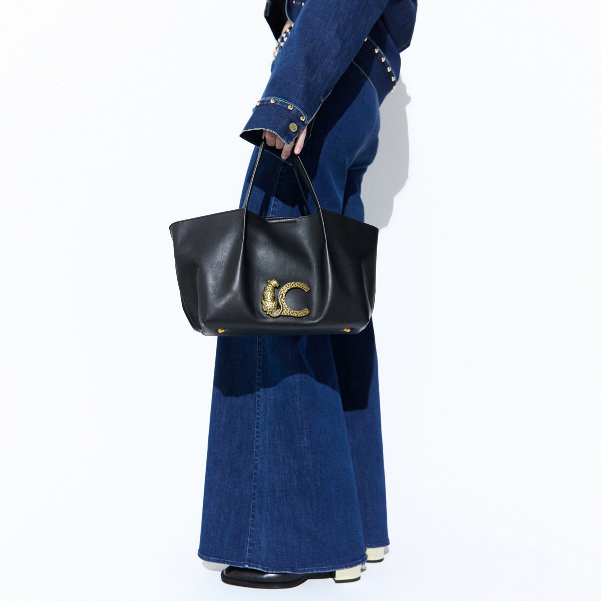 Sac à main à logo métallique noir, LOLA CASADEMUNT