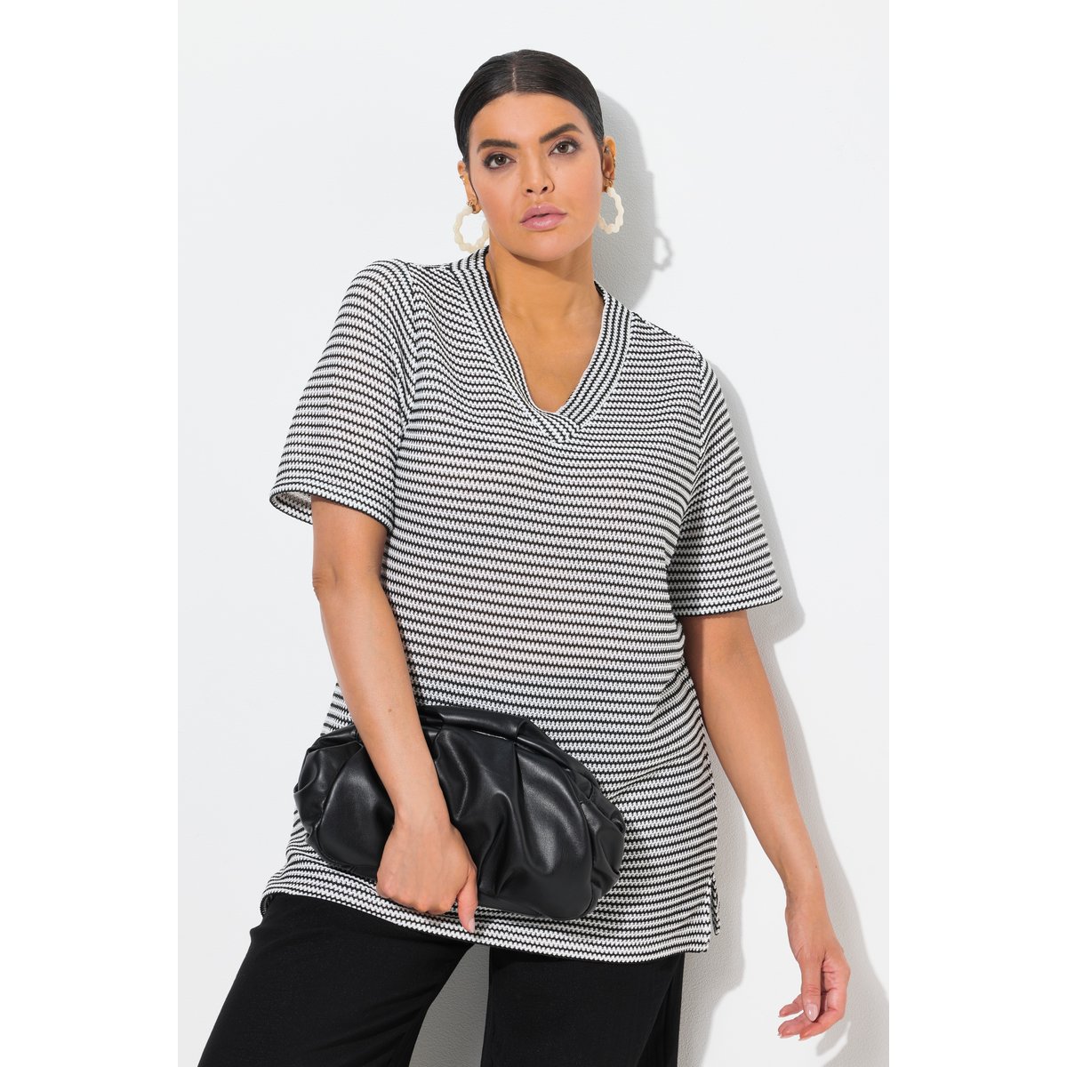 Sweat à manches courtes et col en V. Tissu noir, ULLA POPKEN