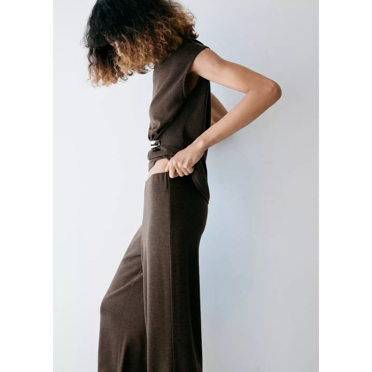 Pantalon en maille extensible chocolat, MANGO