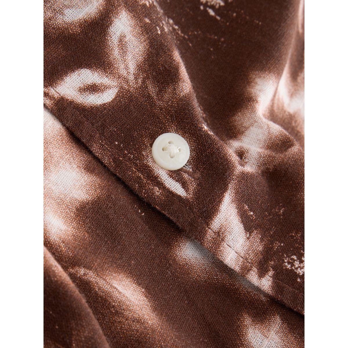 Chemise à manches courtes avec fleurs fleurs imprimées marron chocolat sur toute la surface, NEXT