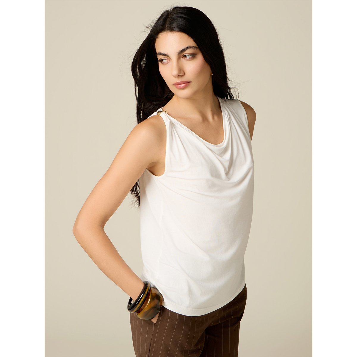 Top avec drapé et fermoir métallique blanc, OLTRE