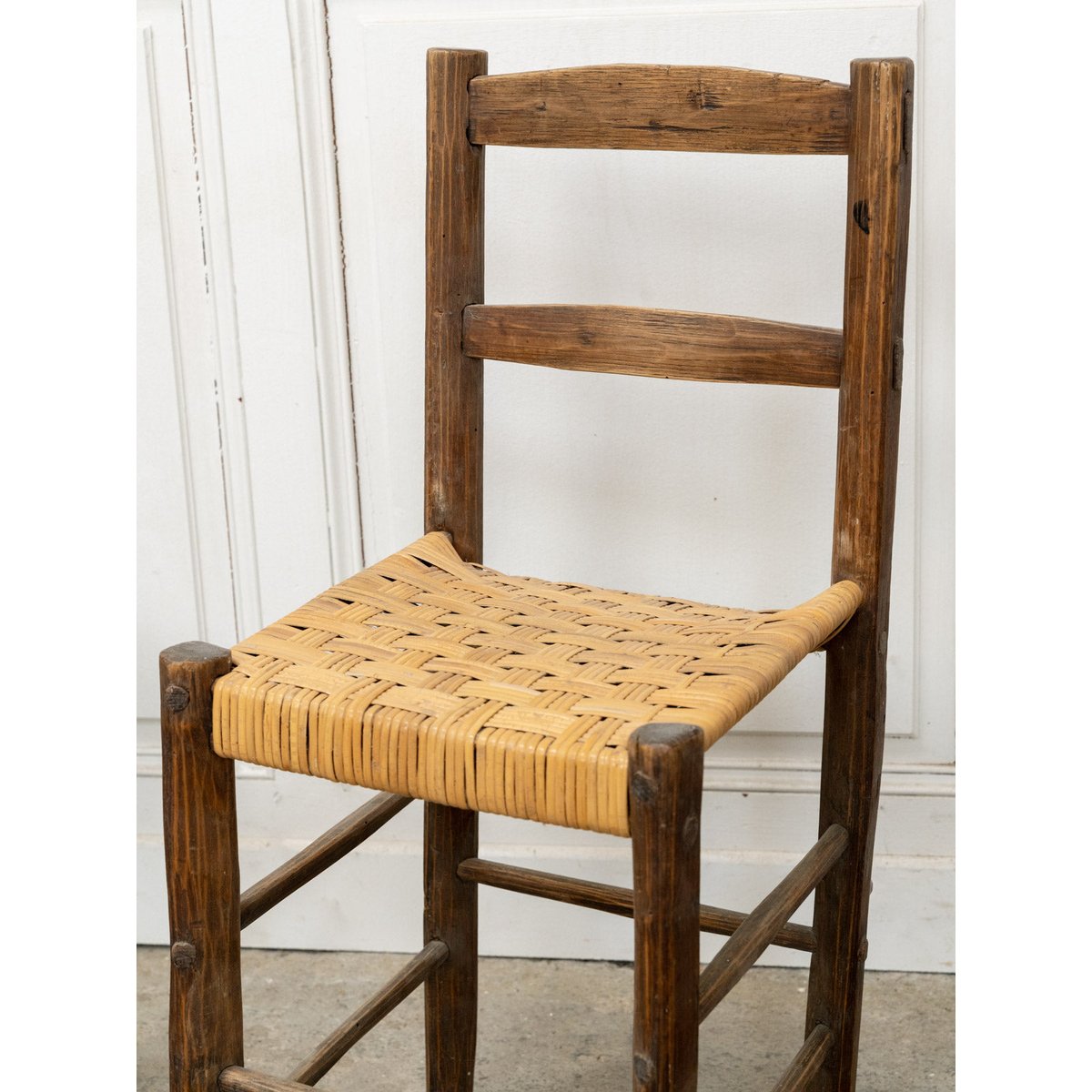 Paire de chaises anciennes en bois et rotin Claude N°1390 - Bon état bois foncé, DEBONGOUT