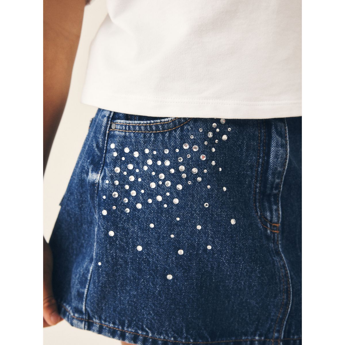 Jupe en denim détail de strass bleu moyen, NEXT