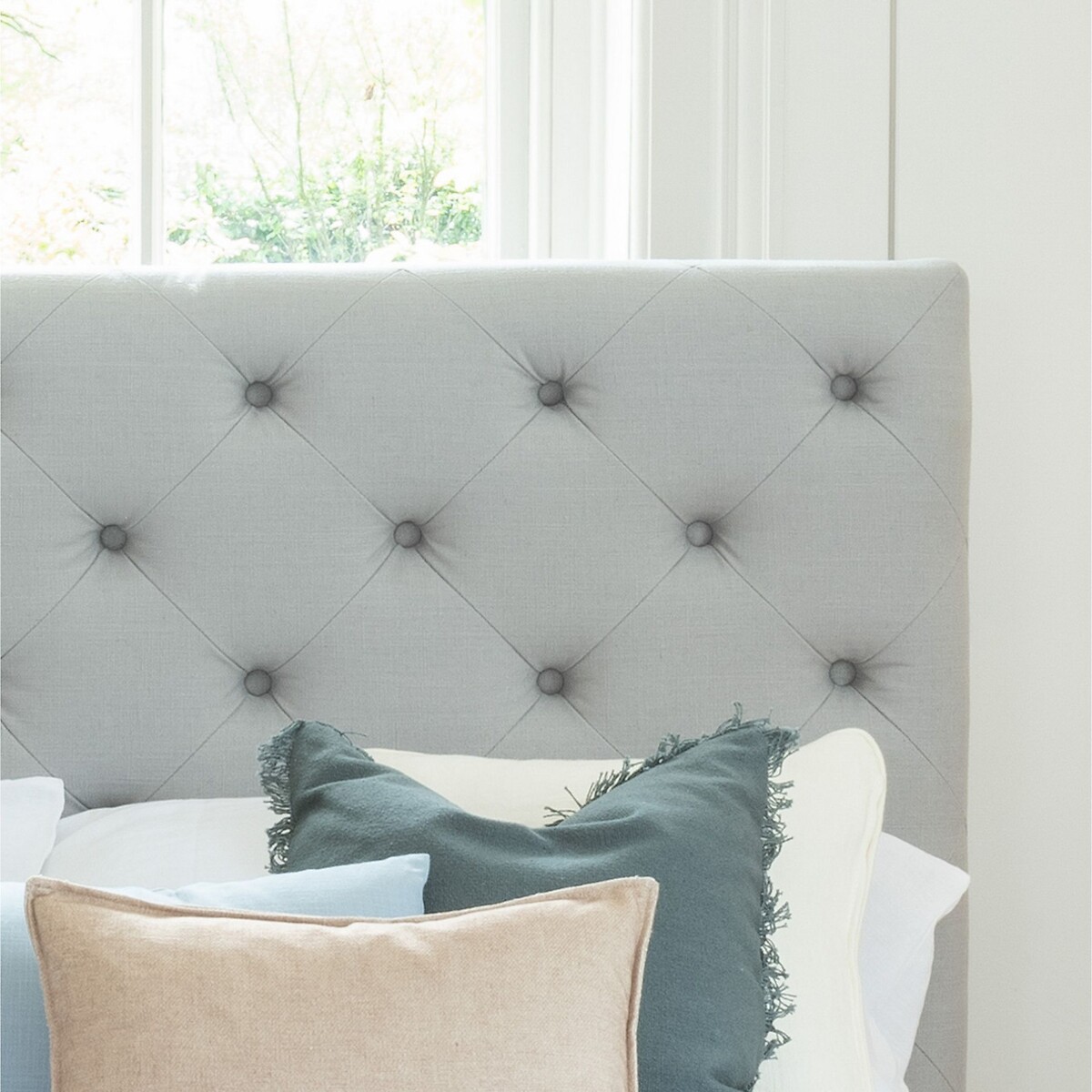 Toulon Oak & Buttoned Linen Bed light oak wood, WILLIS & GAMBIER