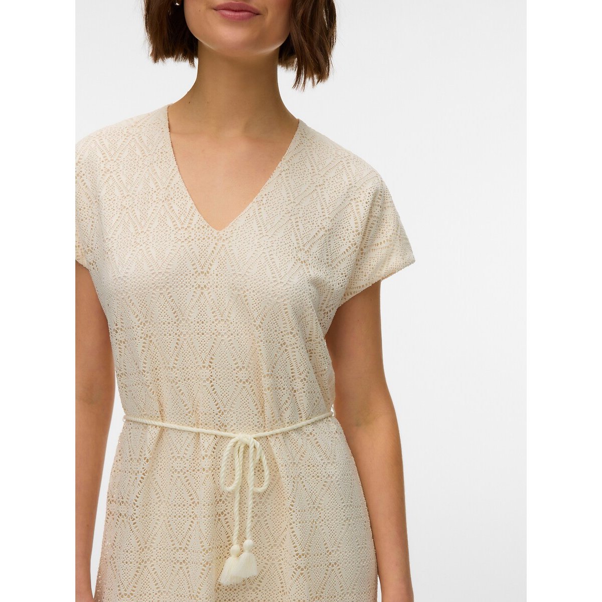 Robe courte en broderie, col v avec ceinture ecru, VERO MODA