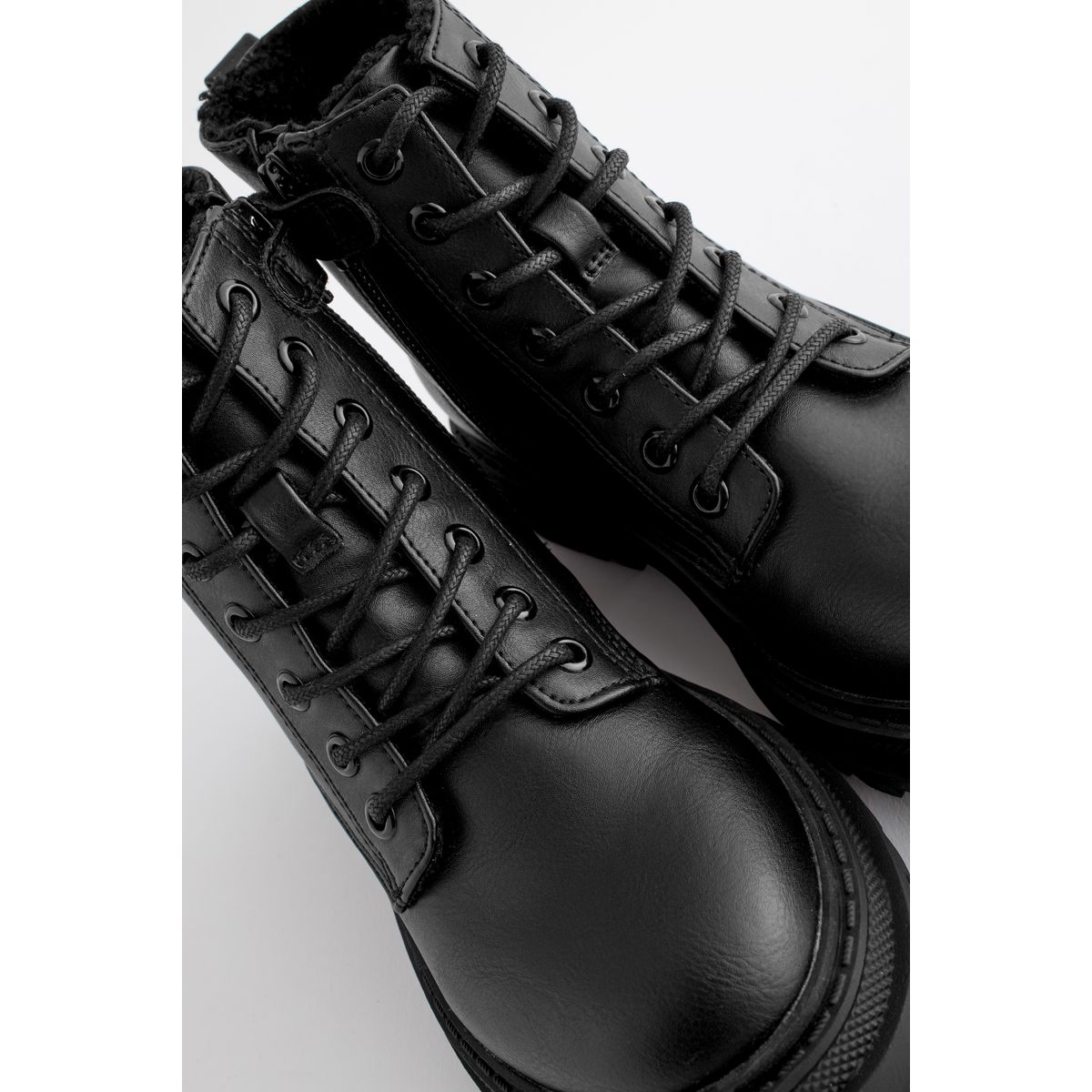 Bottines fourrées à lacets coupe classique noir mat, NEXT