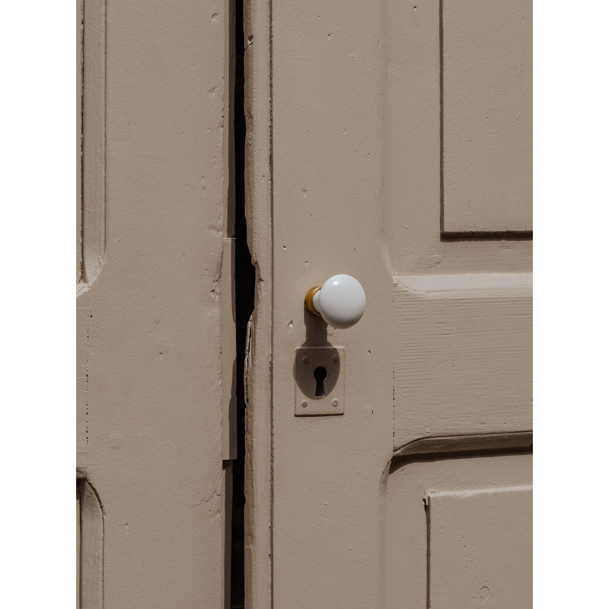 Armoire en bois beige Blandine N°428 - Bon état bois foncé, DEBONGOUT