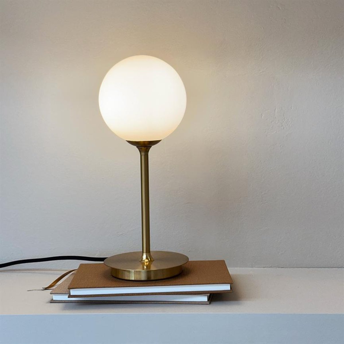 Lampe à poser laiton/verre opale SIA laiton, DYBERG LARSEN