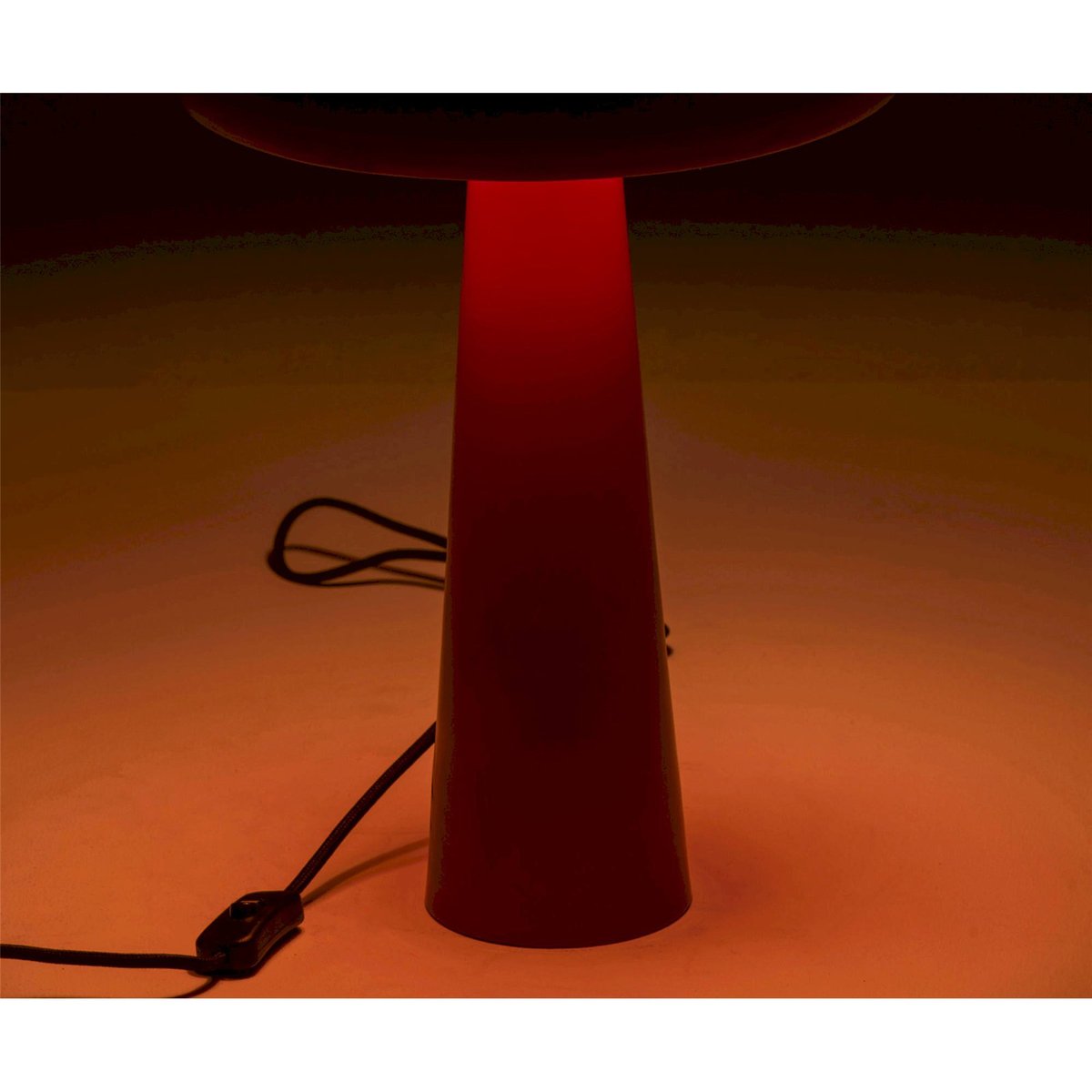 Lampe de table en fer style pop rouge foncé, RECOLLECTION
