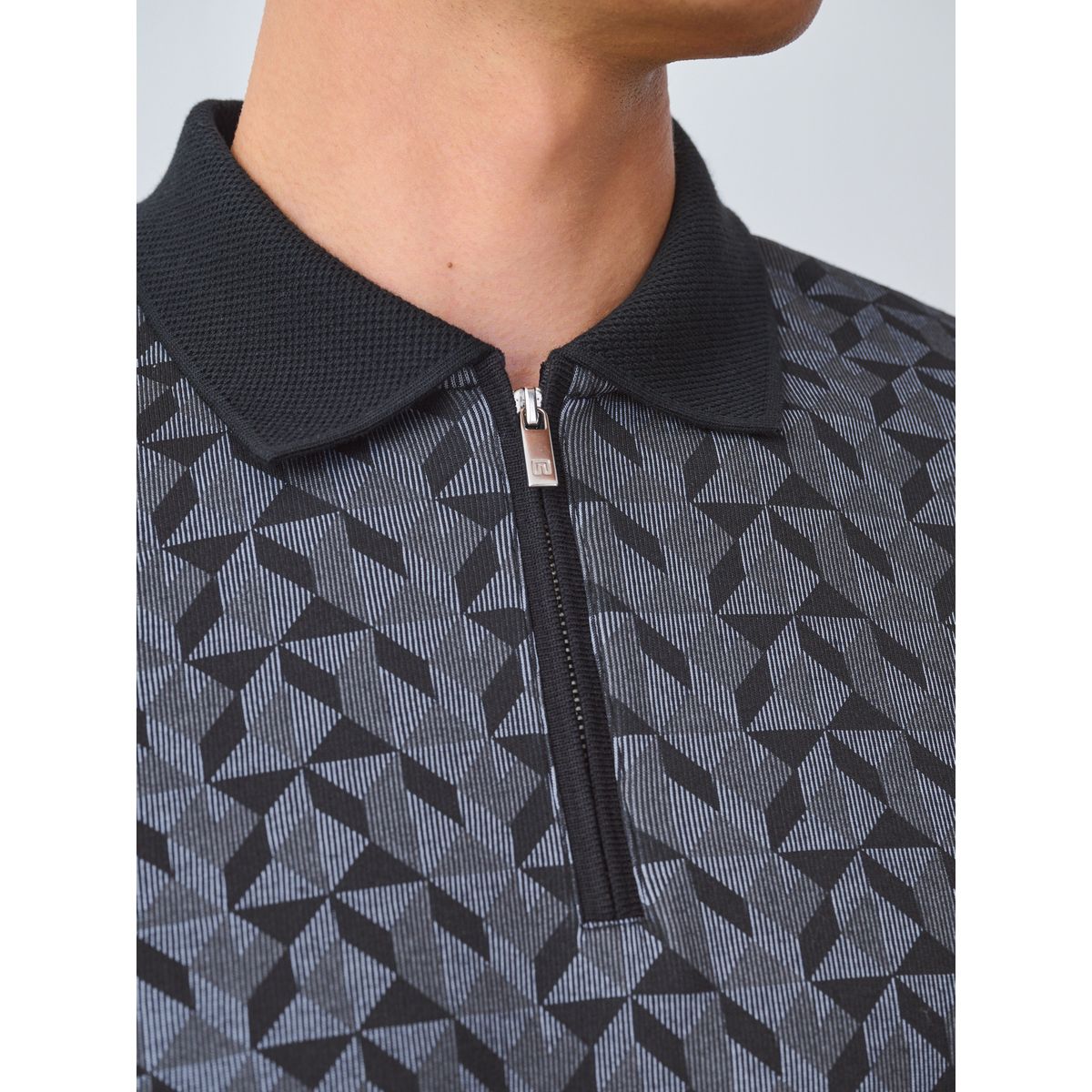 Polo imprimé à manches courtes géo noir/gris, NEXT