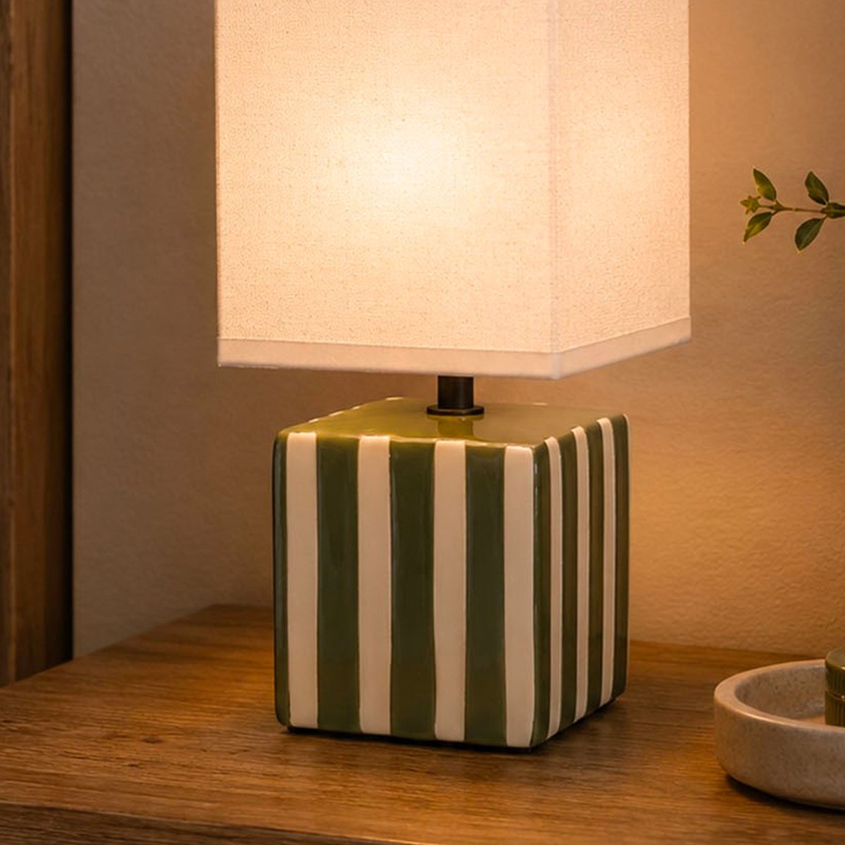 Lampe à poser carrée en céramique rayée verte et beige 14x14x27.5cm vert, VERSA