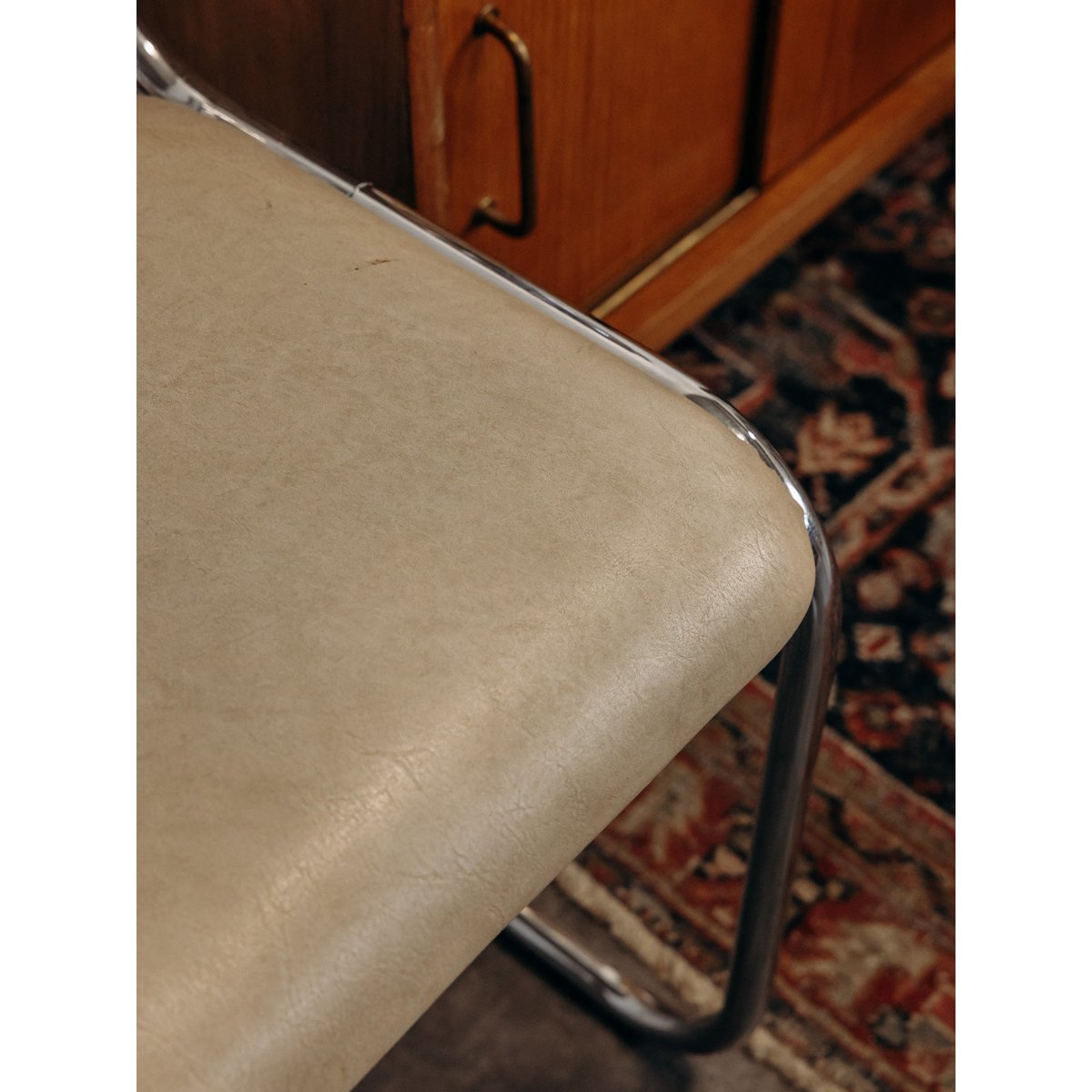 Paire de chaises à structure chromée Alma N°1989 - Bon état beige, DEBONGOUT
