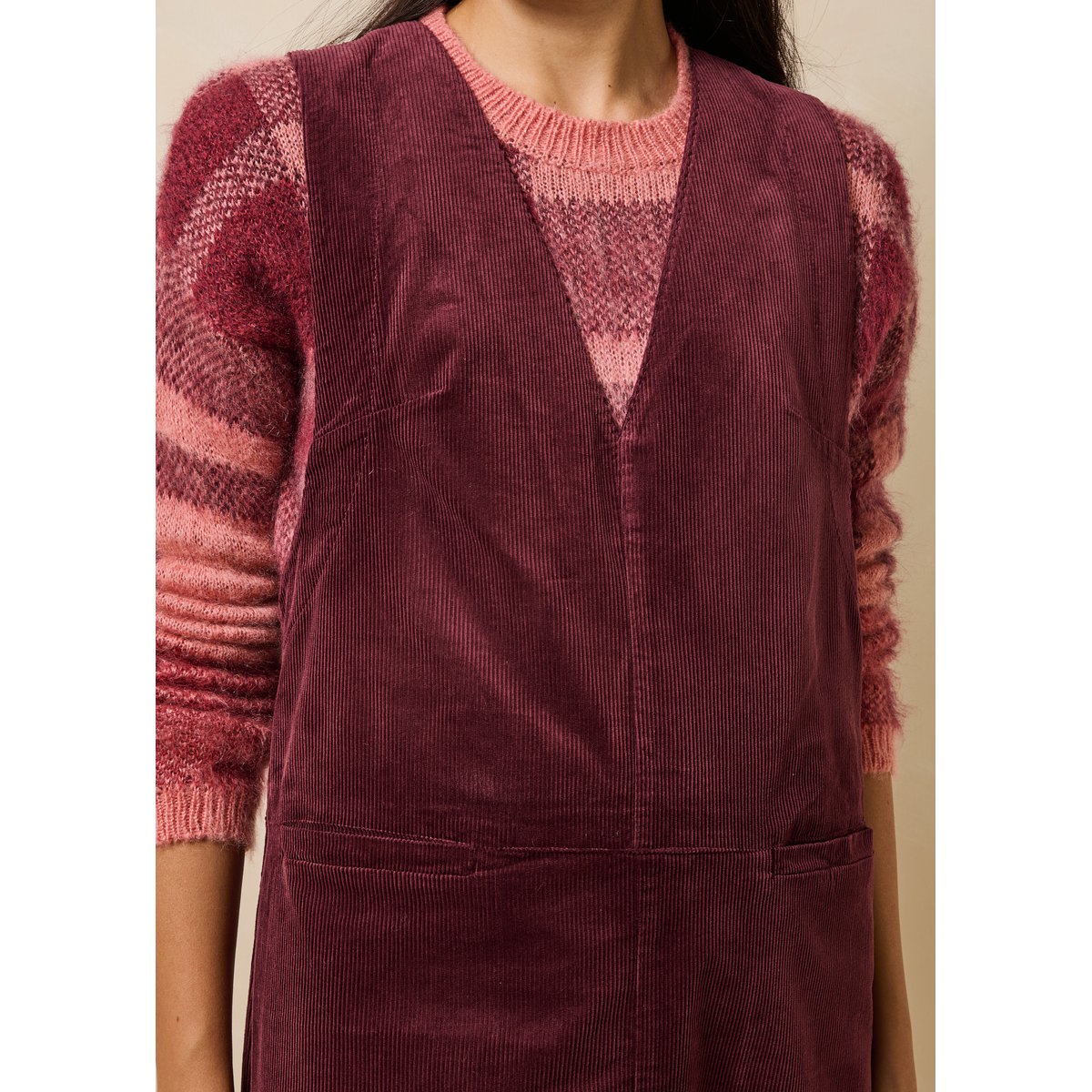 Robe courte chasuble sans manches col V en velours bordeaux, LA FEE MARABOUTEE