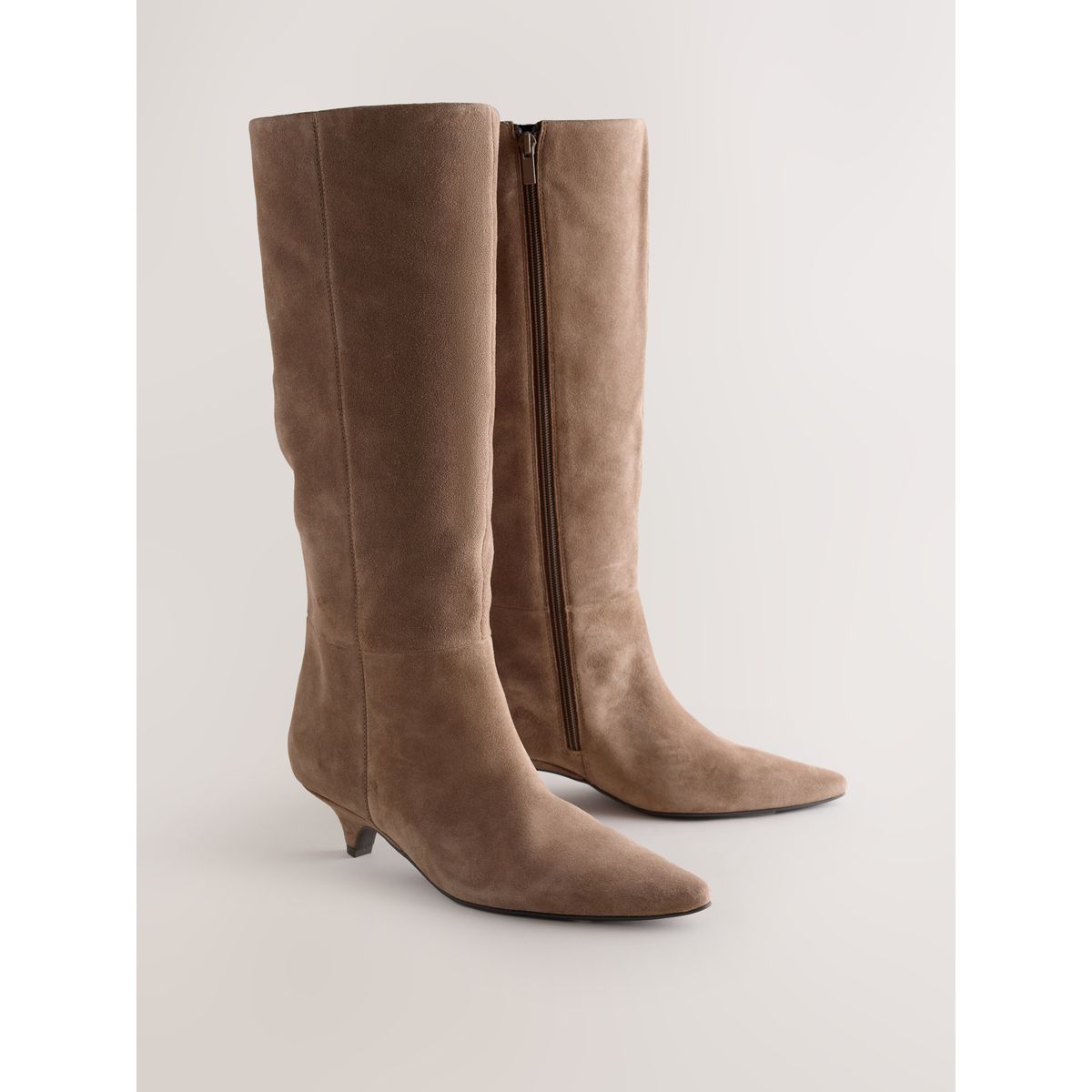 Bottes hauteur genou bout ciselé/petit talon taupe/beige, NEXT