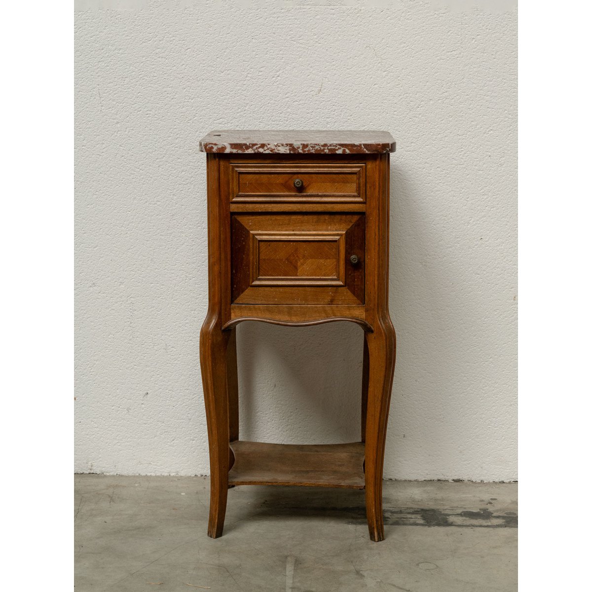 Table de chevet en bois et marbre rouge tacheté Odile N°1615 - Bon état bois foncé, DEBONGOUT