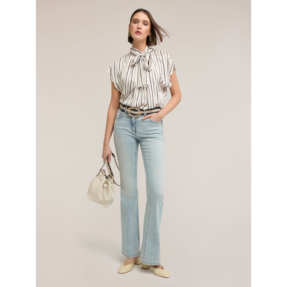 Chemisier oversize rayé avec nœud au dos blanc, MOTIVI