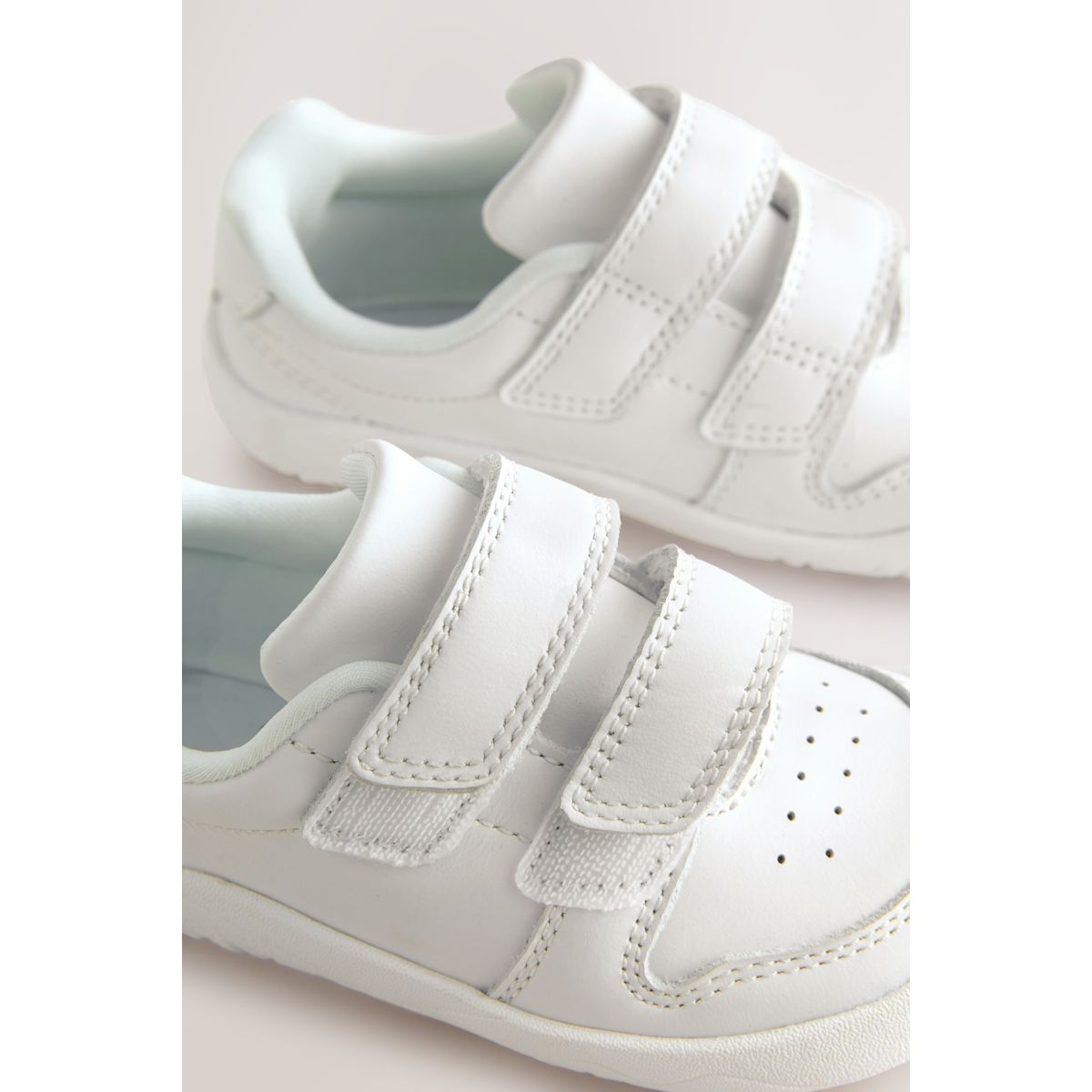 Baskets en cuir à scratch effet pieds nus blanc, NEXT