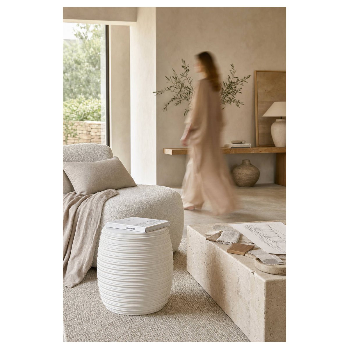 Tabouret en fibre de pierre à relief strié blanc mat, RECOLLECTION