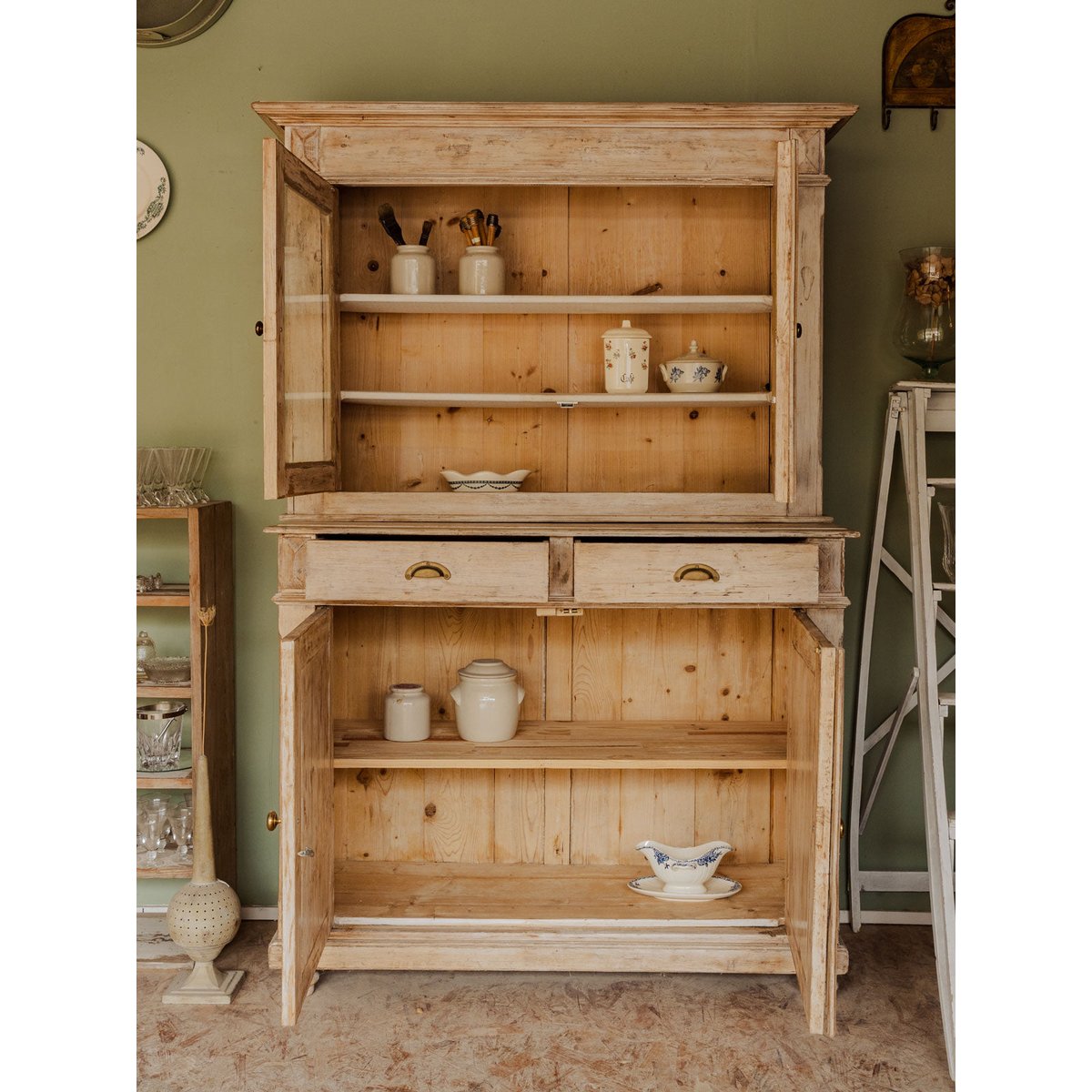 Buffet à deux corps en bois Gilbert N°1886 - Bon état bois clair, DEBONGOUT