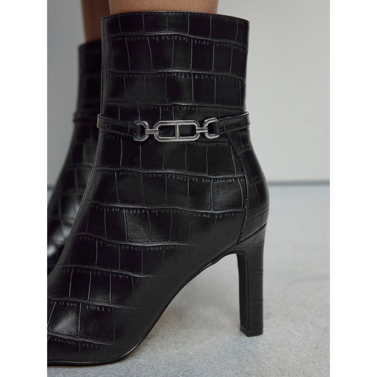 Bottines à talons avec métal forever comfort® crocodile noir en relief, NEXT
