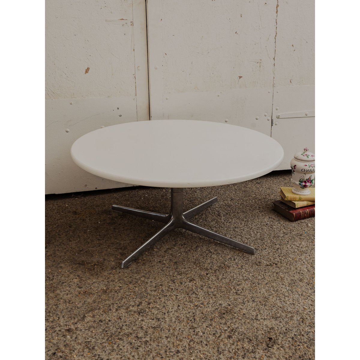Table basse ronde blanche et chromée Donna N°1010 - Bon état blanc, DEBONGOUT