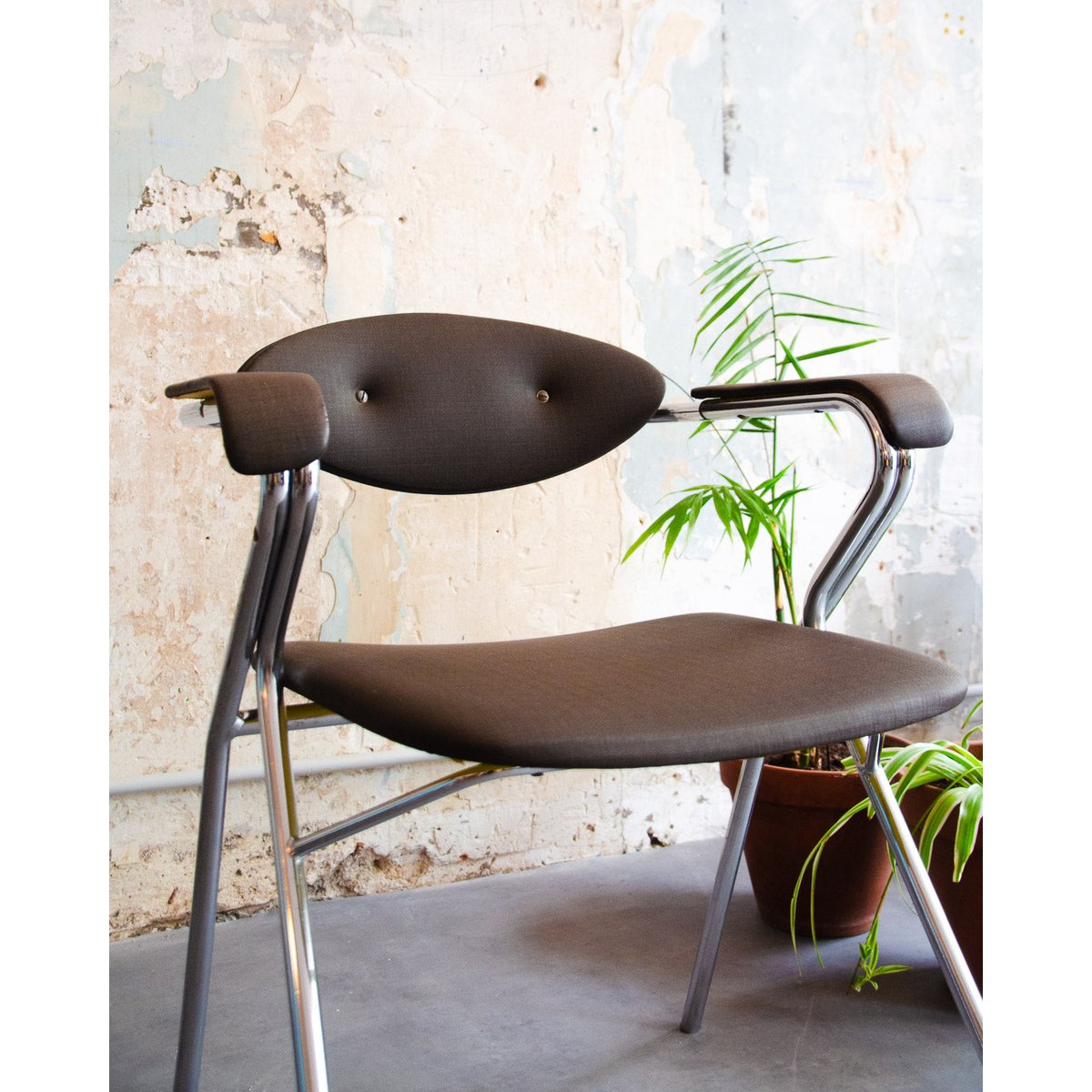 Chaise tubulaire en simili-cuir Alma N°1533 - Bon état gris, DEBONGOUT
