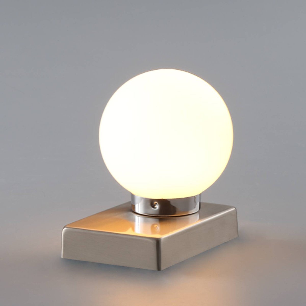 Lampe à poser en métal moderne, Naomi blanc opale, nickel mat, LINDBY