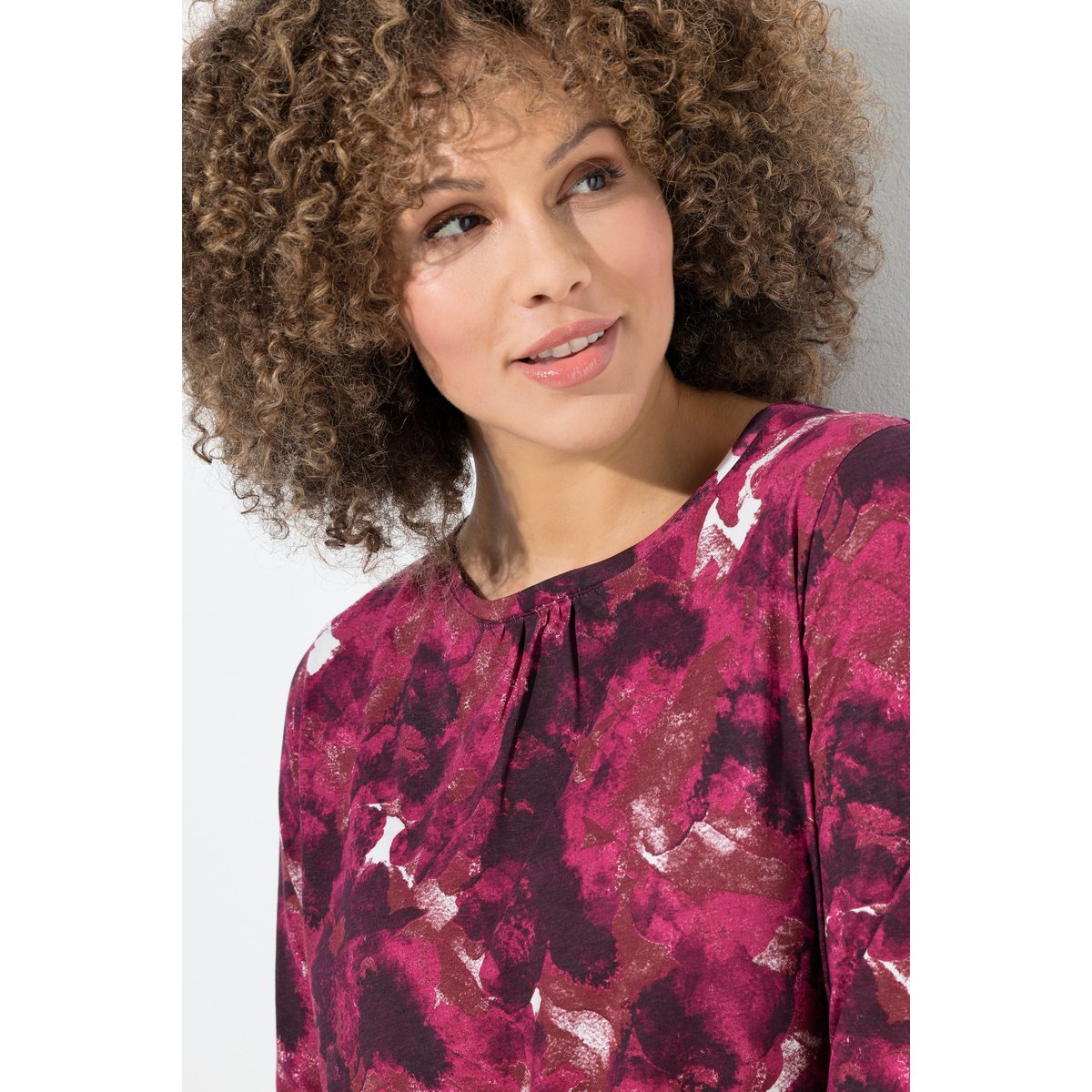 T-shirt à motif floral. Coupe évasée rouge vin foncé, ULLA POPKEN