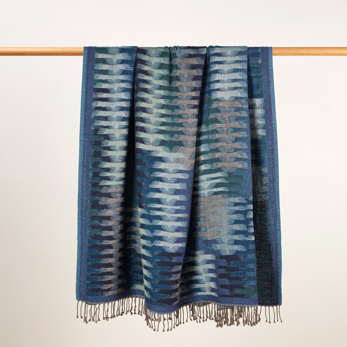 plaid en Laine au motif ikat graphique KHAN indigo, MADURA
