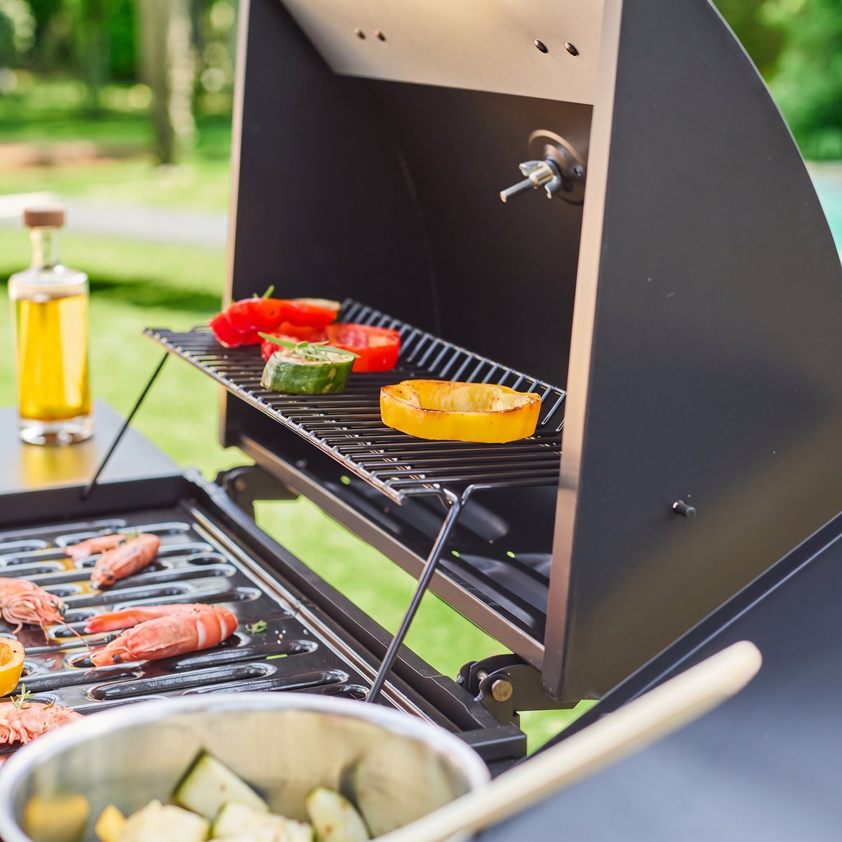 Barbecue gaz 3 brûleurs + 1 feu latéral avec roues, tablettes et thermomètre TREVILLE 3 noir, SWEEEK