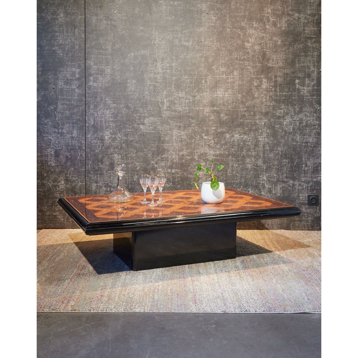 Table basse en ronce de noyer Léonie N°1152 - Bon état bois clair, DEBONGOUT