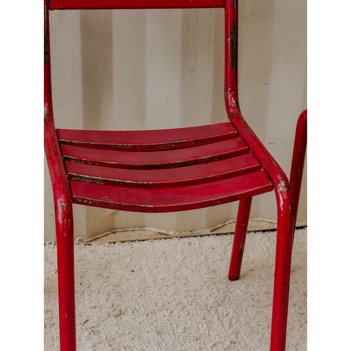 Paire de chaises en métal rouge Alma N°1589 - Bon état rouge, DEBONGOUT