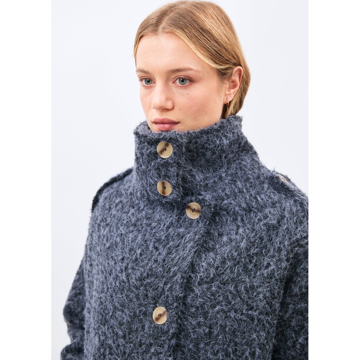 Manteau long col montant en bouclette bleu orage, HUMILITY