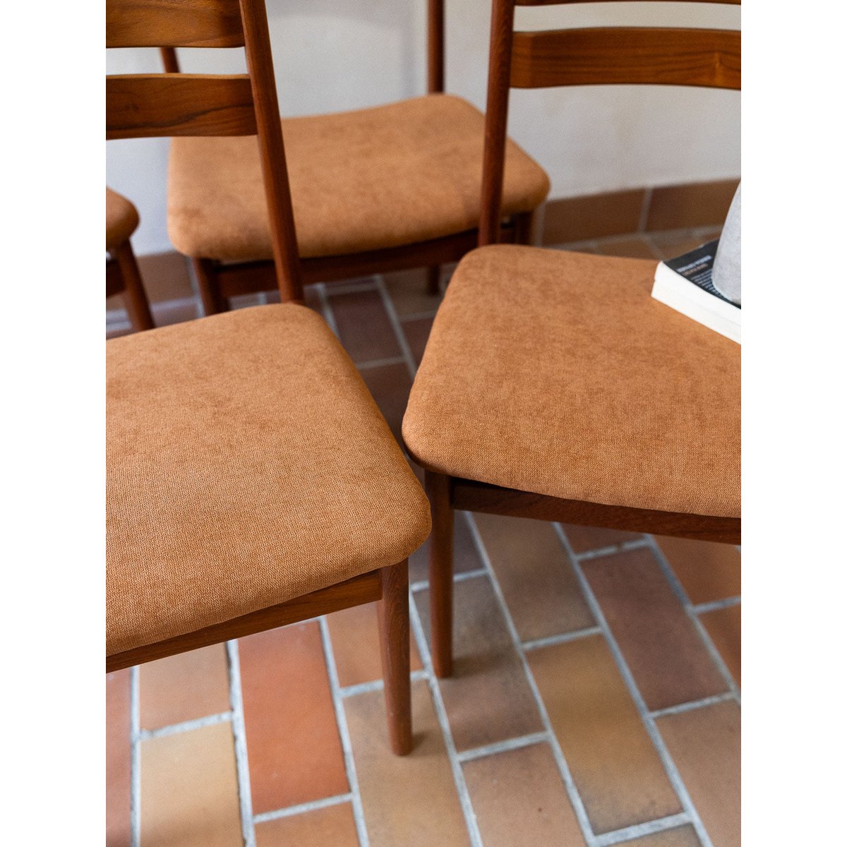 Paire de chaises scandinaves Alma N°1792 - Bon état marron, DEBONGOUT