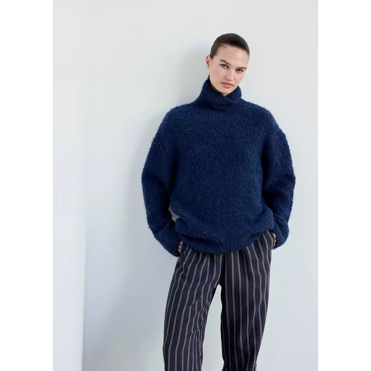 Pull tissu bouclette col montant bleu, MANGO