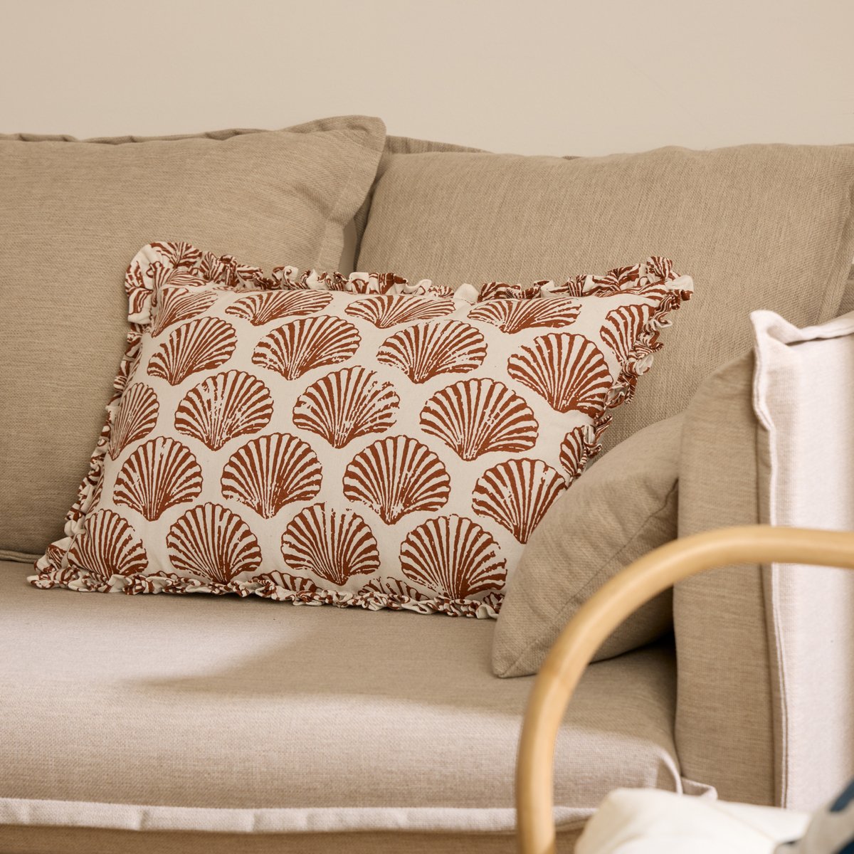 Coussin avec broderies coquillages OCEANIA terracotta, ATMOSPHERA