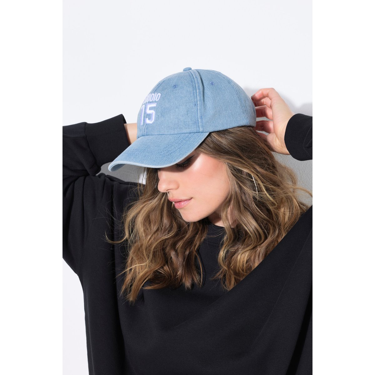 Casquette aspect jean avec une broderie bleu clair, STUDIO UNTOLD