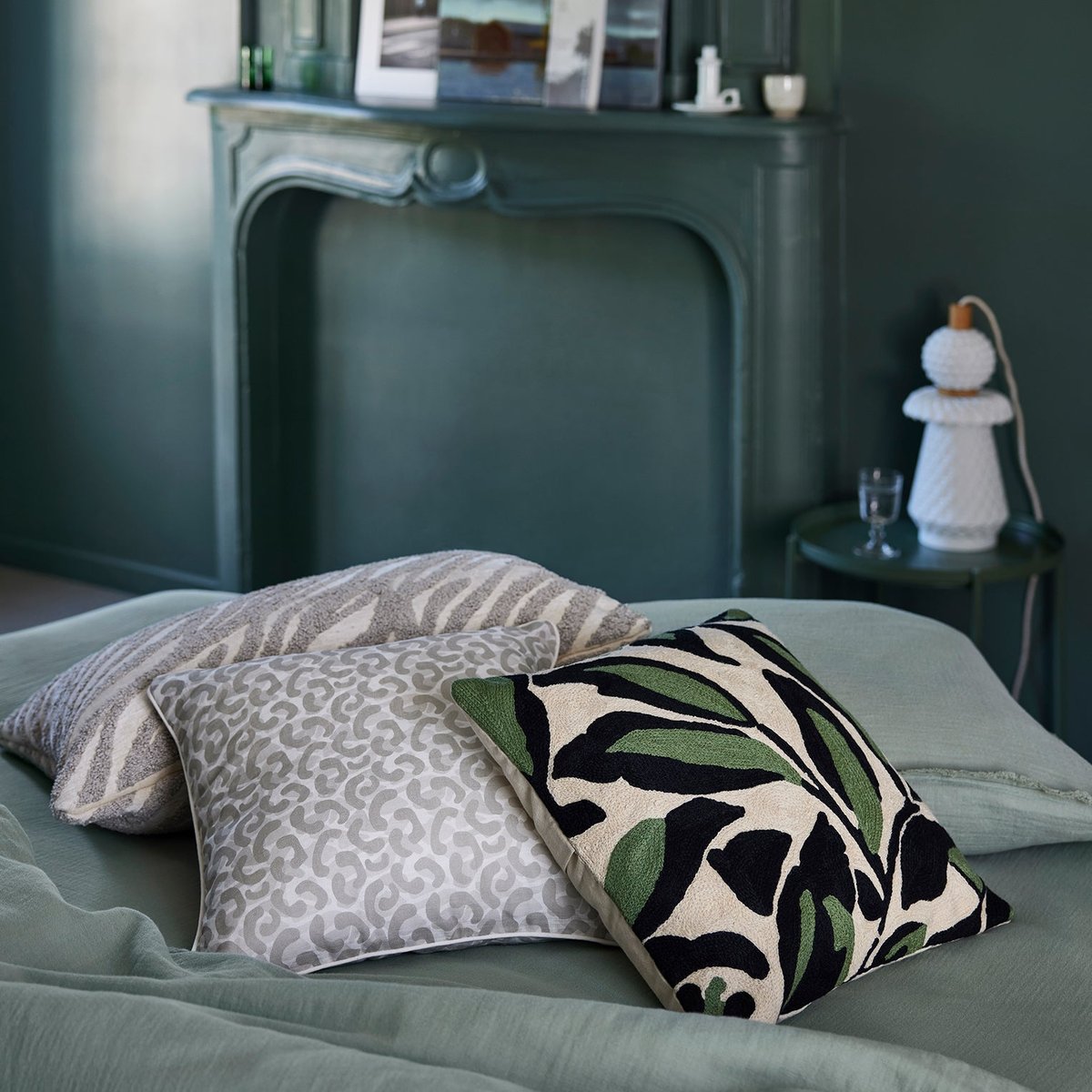 Housse De Coussin en Coton brodé de point de chaînette en fil de laine PHEODORA ivoire et sauge, MADURA