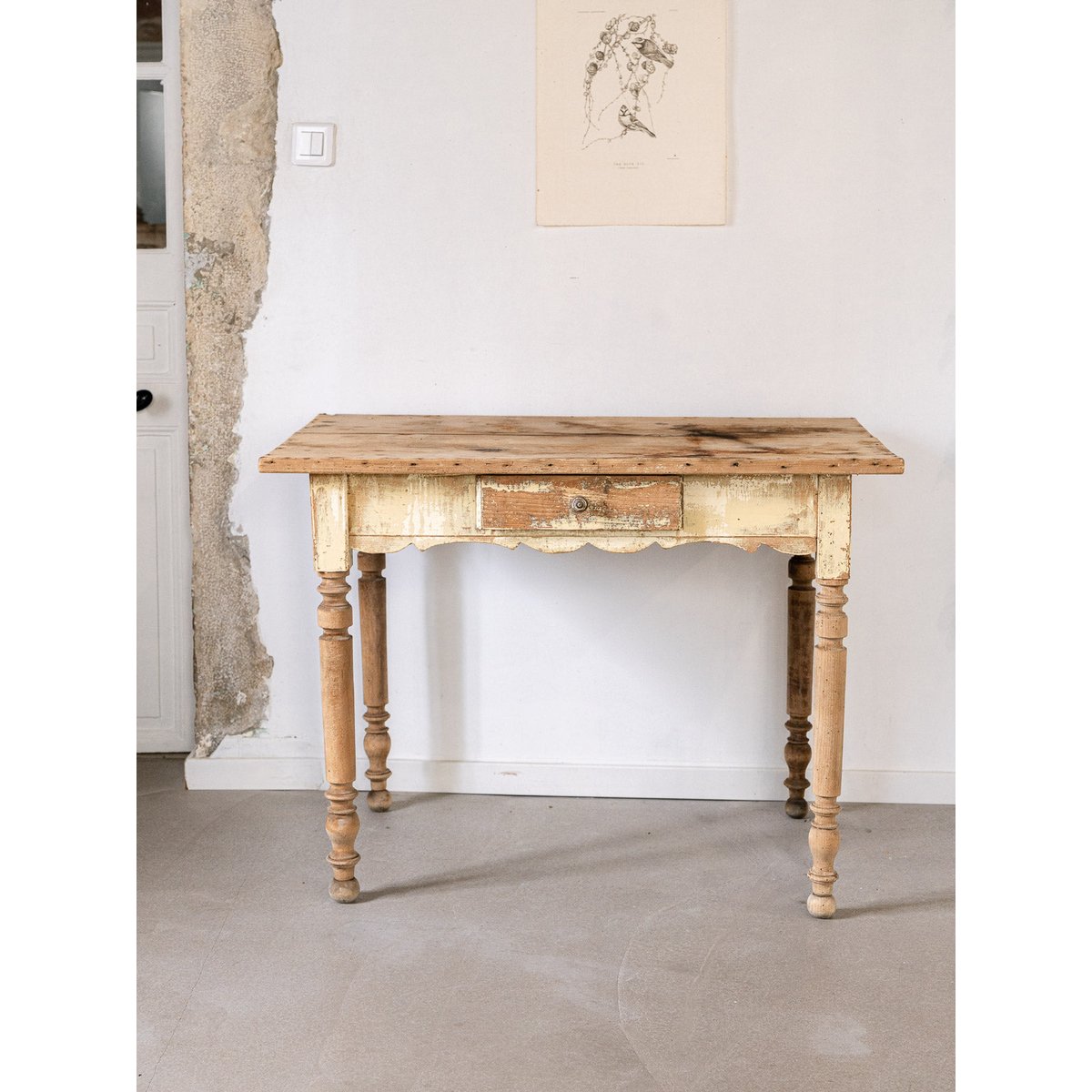 Bureau ancien en bois patiné jaune Edouard N°562 - Bon état bois clair, DEBONGOUT