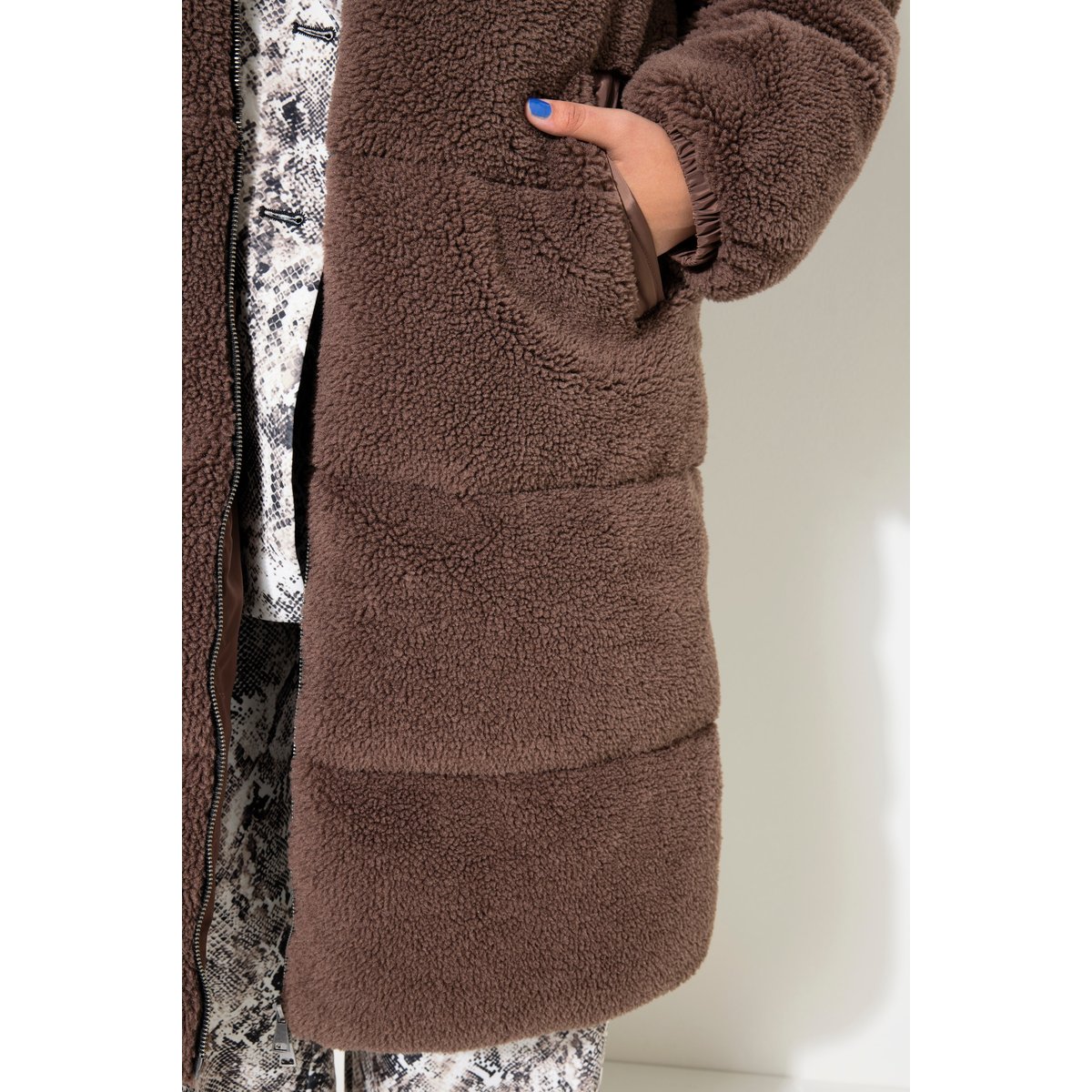 Doudoune longue en polaire bouclée. Épaules marron foncé, STUDIO UNTOLD